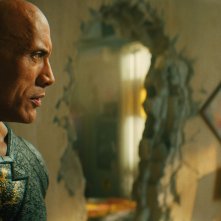 Black Adam: Dwayne Johnson e Aldis Hodge in una scena