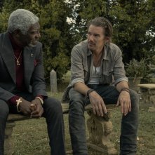 Raymond & Ray: Vondie Curtis-Hall, Ethan Hawke in una scena del film