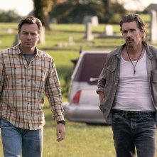 Raymond & Ray: Ewan McGregor, Ethan Hawke in una scena