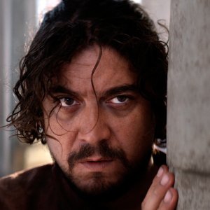 L'ombra di Caravaggio: Riccardo Scamarcio in un primo piano