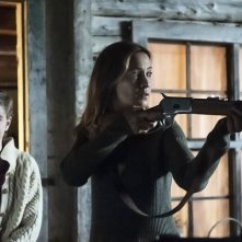 Wolf Hunter: Summer H. Howell e Camille Sullivan in una scena del film