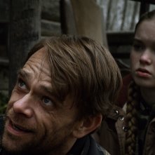 Wolf Hunter: Nick Stahl e Summer H. Howell in una scena del film