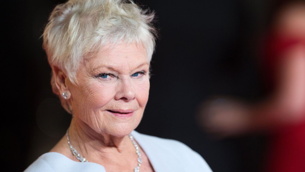 The Crown, Judi Dench: 'Ingiustamente crudele, serve un avvertimento all'inizio degli episodi'