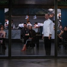 The Menu: Nicholas Hoult, Anya Taylor-Joy e Ralph Fiennes in una scena del film