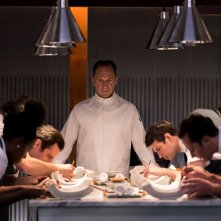The Menu: Ralph Fiennes in una scena del film