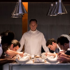 The Menu: Ralph Fiennes in una scena del film