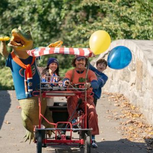 Il talento di Mr. Crocodile: Constance Wu, Javier Bardem, Winslow Fegley in una foto
