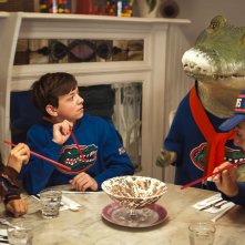 Il talento di Mr. Crocodile: Constance Wu, Winslow Fegley, Javier Bardem in una scena del film