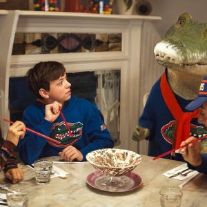 Il talento di Mr. Crocodile: Constance Wu, Winslow Fegley, Javier Bardem in una scena del film