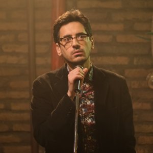 Sono Lillo: Valerio Lundini in una scena della serie Prime Video