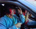 Brad Pitt si prepara per il suo nuovo film facendo un giro in Ferrari con Charles Leclerc (VIDEO)