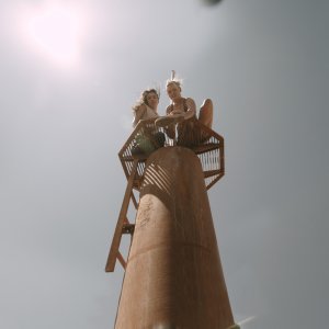 Fall: Virginia Gardner, Grace Caroline Currey in una scena