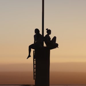 Fall: Virginia Gardner, Grace Caroline Currey in una scena del film