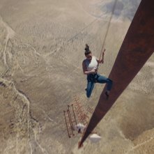 Fall: Grace Caroline Currey durante una scena di tensione