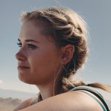 Fall: Virginia Gardner in un primo piano