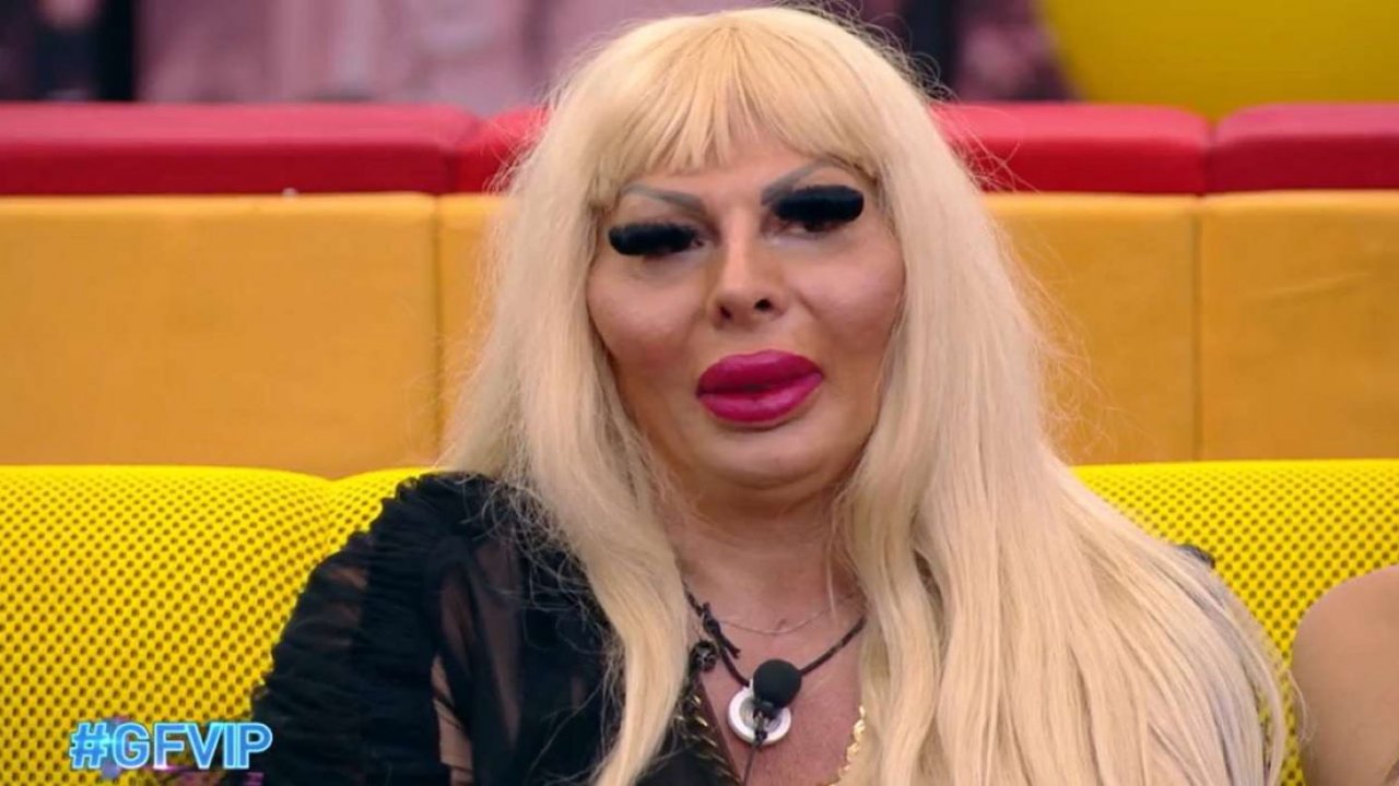 Grande Fratello Vip 7: Elenoire Ferruzzi sputa a terra quando passa Nikita Pelizon,  Antonino  se la ride