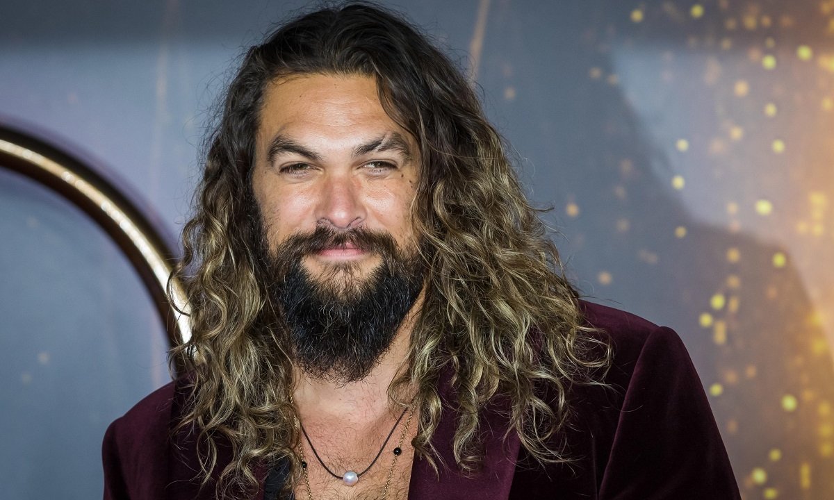 Jason Momoa sfoggia glutei di marmo mentre è a pesca con gli amici