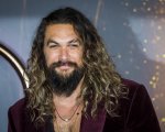 Jason Momoa sfoggia glutei di marmo mentre è a pesca con gli amici