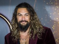 Jason Momoa sfoggia glutei di marmo mentre è a pesca con gli amici