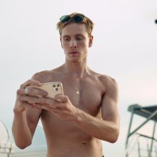 Triangle Of Sadness: Harris Dickinson in una scena del film