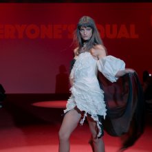 Triangle Of Sadness: Charlbi Dean in passerella