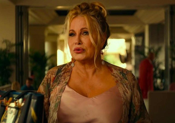 Jennifer Coolidge, l'attrice di The Watcher riceve online foto sconce dagli uomini