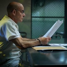 Stanley Tucci in una scena della serie Inside Man