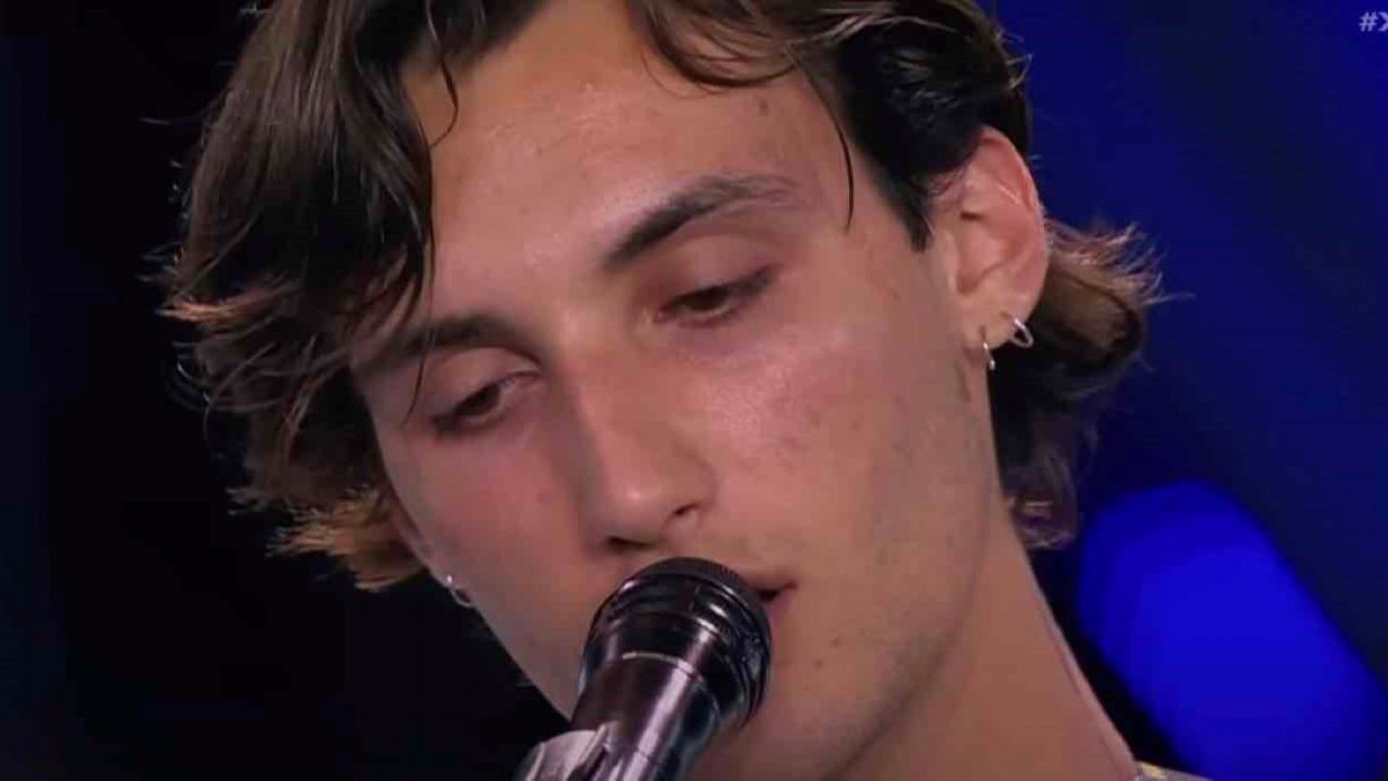 X Factor 2022, tilt fra due artisti di Ambra: passa Lucrezia, lascia il palco Matteo Siffredi