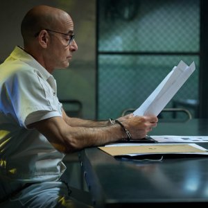 Inside Man: Stanley Tucci in una scena della serie