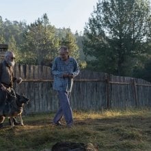 Il mio vicino Adolf: David Hayman e Udo Kier in una scena del film