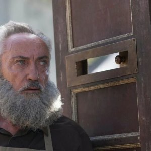 Il mio vicino Adolf: Udo Kier in una scena del film