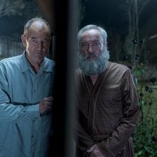 Il mio vicino Adolf: David Hayman co Udo Kier in una scena del film