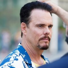 On the Line: Kevin Dillon in una scena