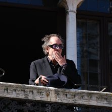 Tim Burton saluta i fan a Lucca Comics 2022