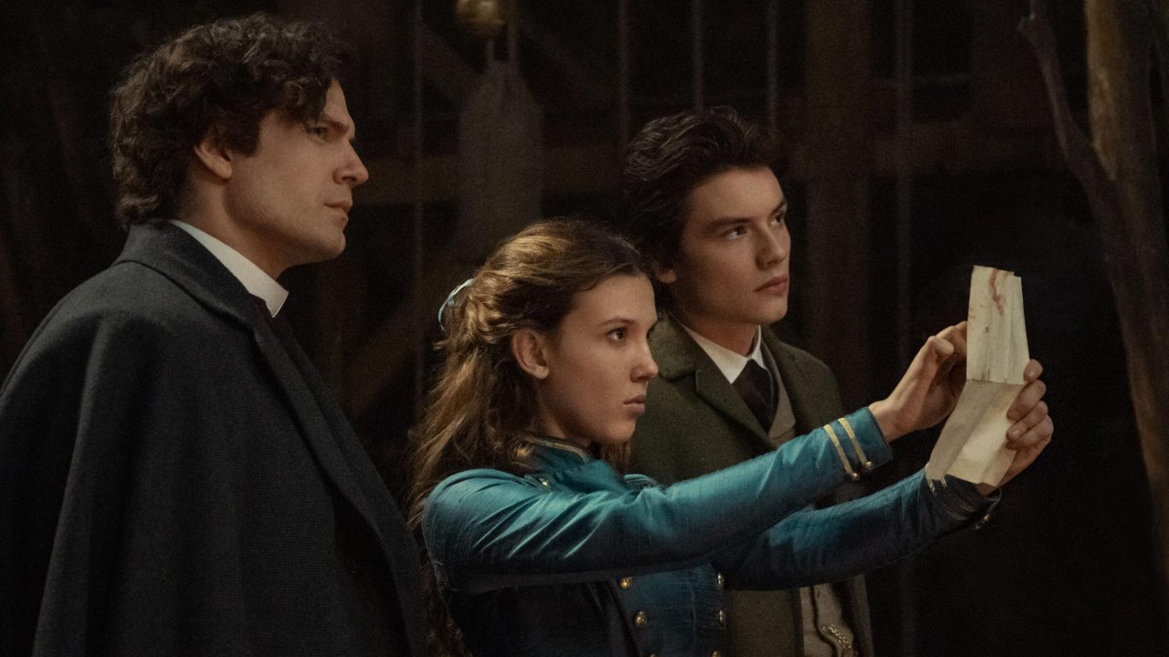Henry Cavill e Millie Bobby Brown in una scena di Enola Holmes 2