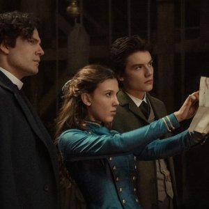 Enola Holmes 2: Millie Bobby Brown, Louis Partridge e Henry Cavill in un'immagine del film