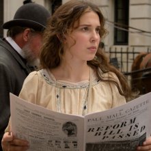 Enola Holmes 2: Millie Bobby Brown in una sequenza