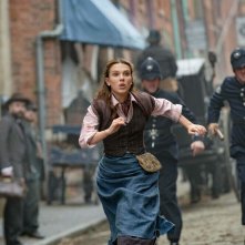 Enola Holmes 2: Millie Bobby Brown in una scena d'azione