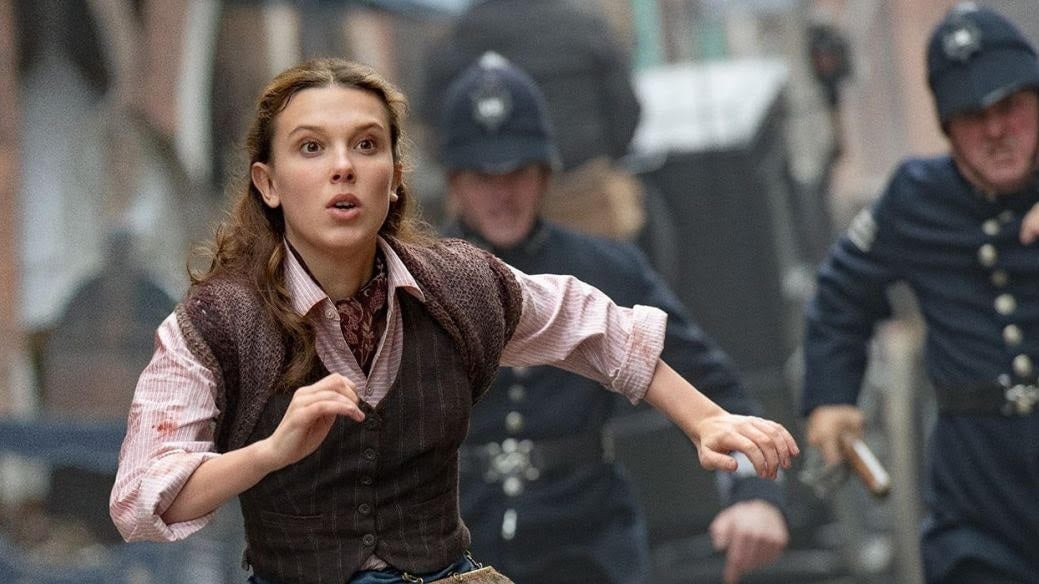 Millie Bobby Brown in una scena di Enola Holmes