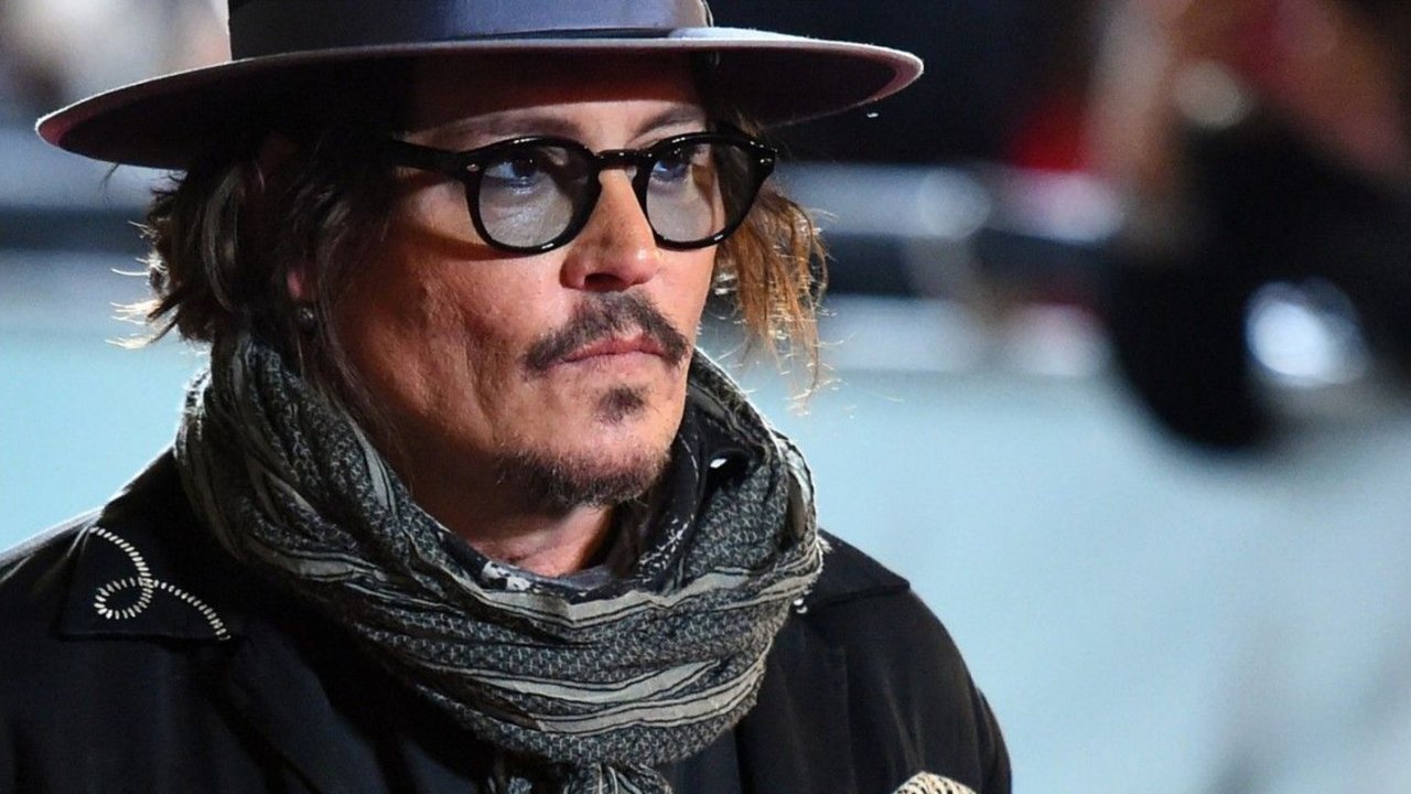 Johnny Depp, sbarbato e in costume, in una nuova foto di Jeanne du Barry