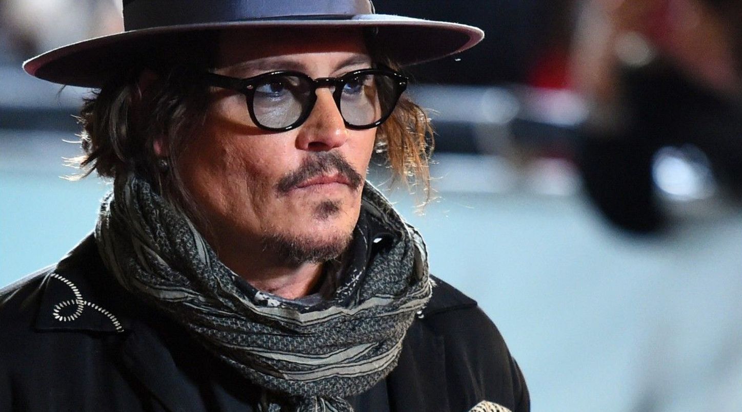 Johnny Depp, sbarbato e in costume, in una nuova foto di Jeanne du Barry
