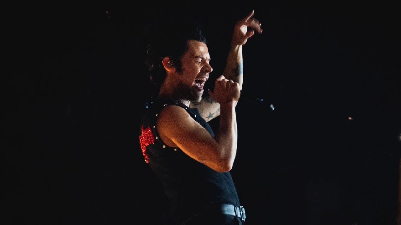 Harry Styles, travestito da Danny Zuko, ha cantato un brano di Grease al concerto di Halloween