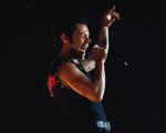 Harry Styles, travestito da Danny Zuko, ha cantato un brano di Grease al concerto di Halloween