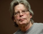 Stephen King contro Elon Musk: '20 dollari al mese per la spunta blu? Si fottano! Loro dovrebbero pagare me'
