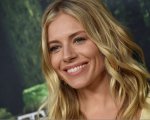 Sienna Miller: 'Un produttore di Broadway mi ha mandato a quel paese per aver chiesto parità di salario'