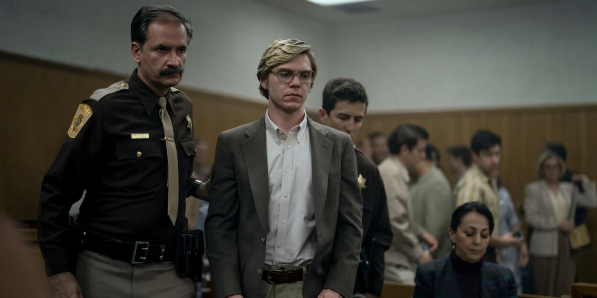 Netflix ordina The Watcher 2 e trasforma Mostro in una serie antologica