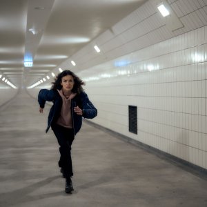 The Takeover: Holly Mae Brood in una scena