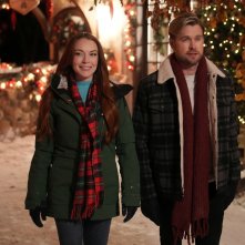 Falling For Christmas: Lindsay Lohan con Chord Overstreet in una scena del film