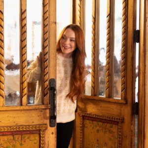 Falling For Christmas: Lindsay Lohan in una scena del film