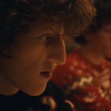 La timidezza delle chiome: Benjamin e Joshua Israel in una scena